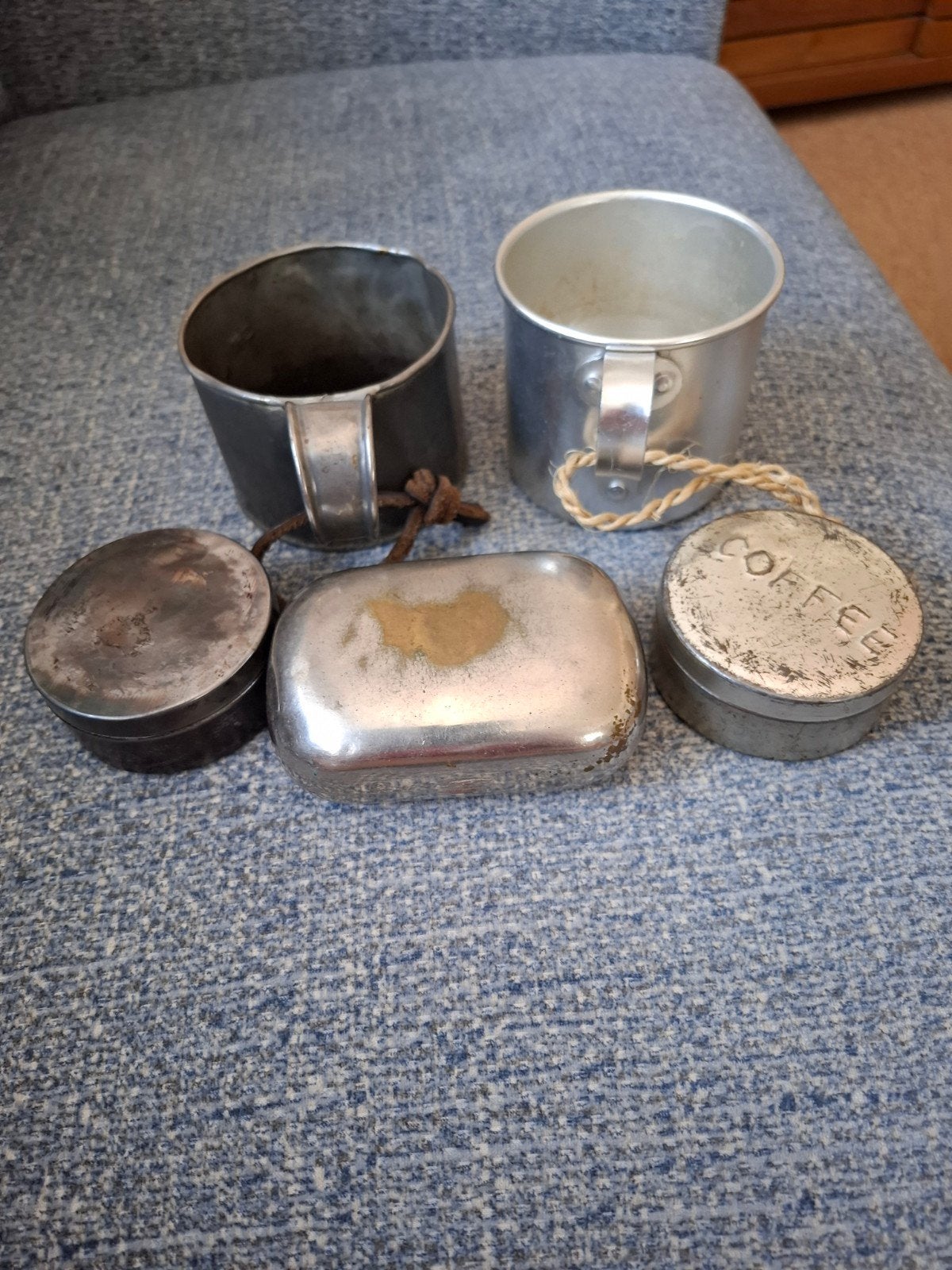 Blikken bekers, doosjes en zeepdoos vuursteentjes 5 st., Verzamelen, Militaria | Algemeen, Ophalen of Verzenden, Landmacht, Nederland