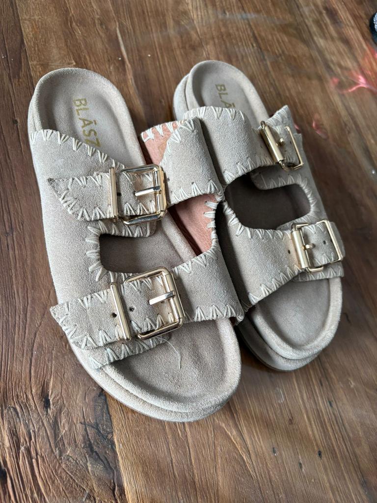 Te koop slippers  Blasz, Ophalen of Verzenden, Zo goed als nieuw, Zwart, Sneakers of Gympen