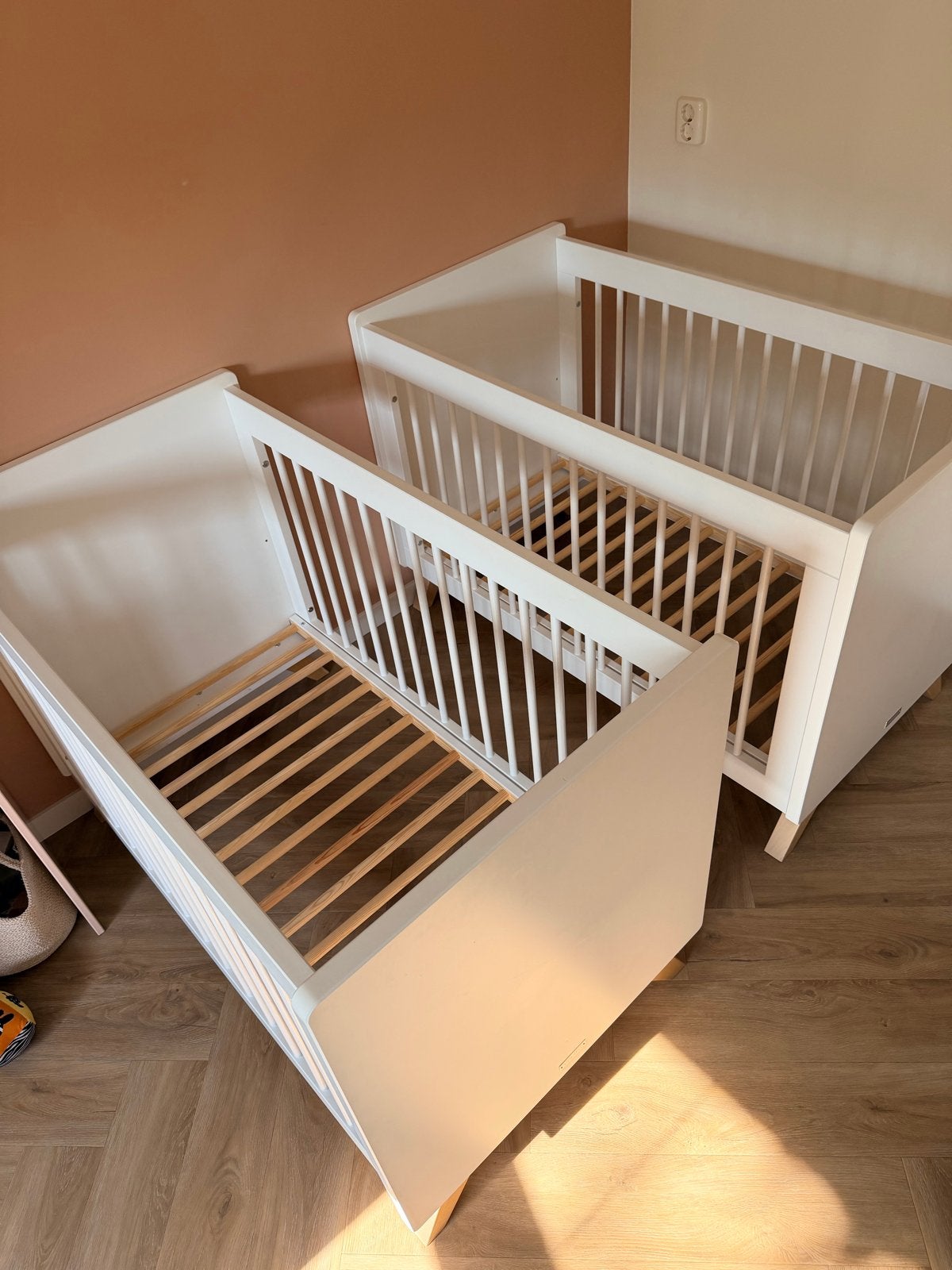 Bopita Lynn Babykamer: 2 Ledikant, 1 Commode, 1 Kledingkast, Ophalen, 70 tot 85 cm, 140 tot 160 cm, Zo goed als nieuw