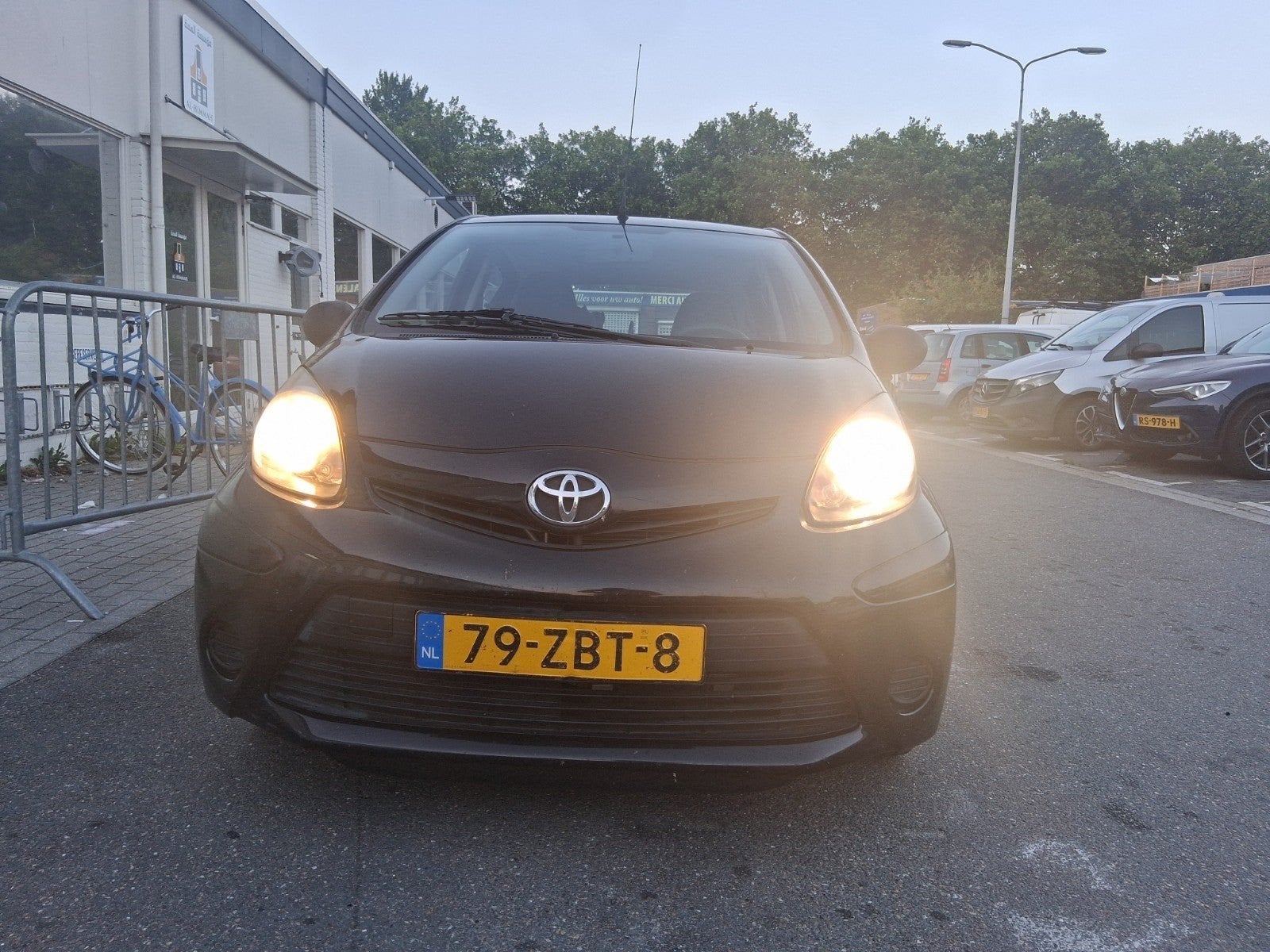Toyota Aygo 1.0 12V Vvt-i 5DRS 2012 Zwart, Auto's, Voorwielaandrijving, 4 stoelen, Origineel Nederlands, Handgeschakeld