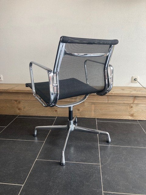 2 Vitra Eames EA 107, chroom, zwart netweave, Vitra, Zwart, Design, Ophalen of Verzenden