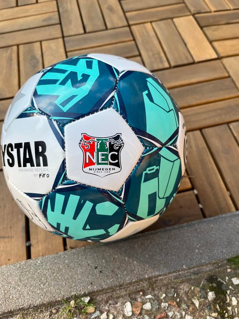 Gesigneerde NEC Eredivisie Derbystar voetbal, Sport en Fitness, Voetbal, Maat XL, Ophalen of Verzenden, Zo goed als nieuw, Bal