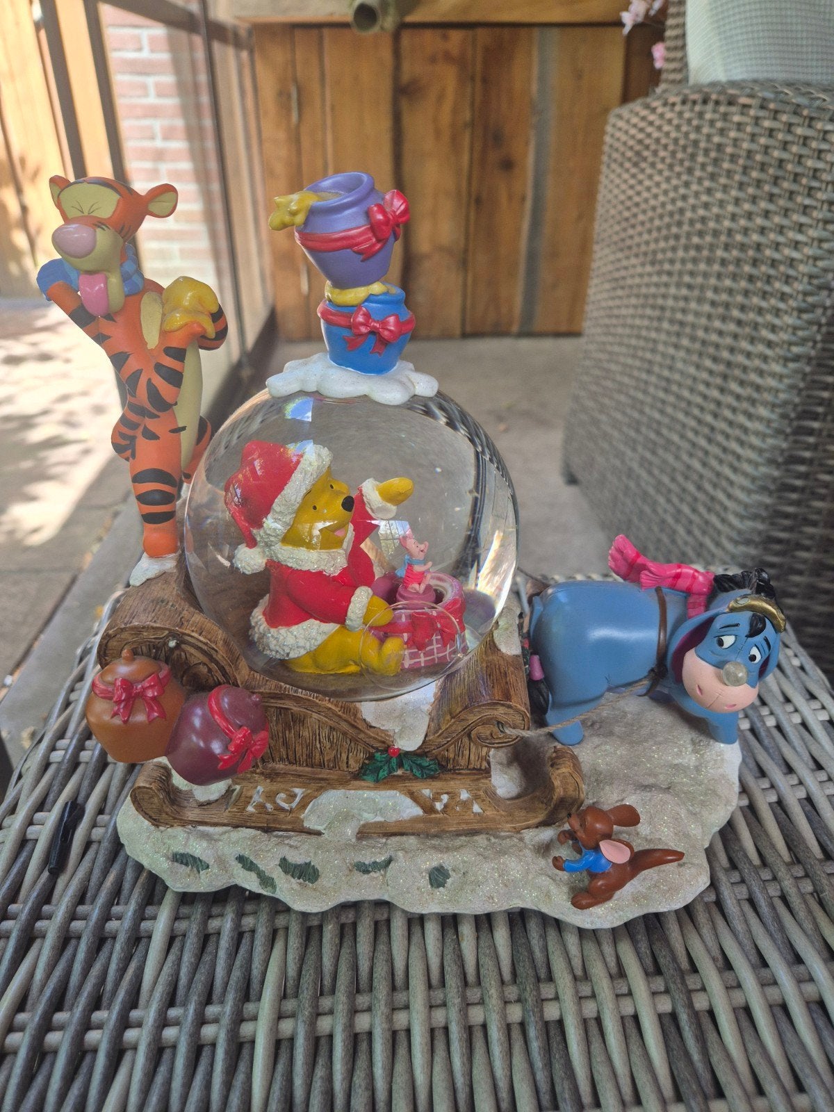 Snowglobe winnie the pooh kerst disney, Verzamelen, Disney, Beeldje of Figuurtje, Winnie de Poeh of vrienden, Ophalen of Verzenden