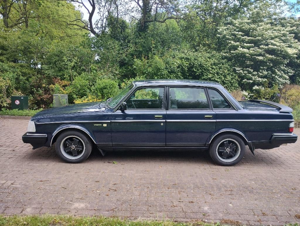 Volvo 240 GL leer schuifdak nieuwe apk keuring, Achterwielaandrijving, Zwart, 4 cilinders, 1264 kg