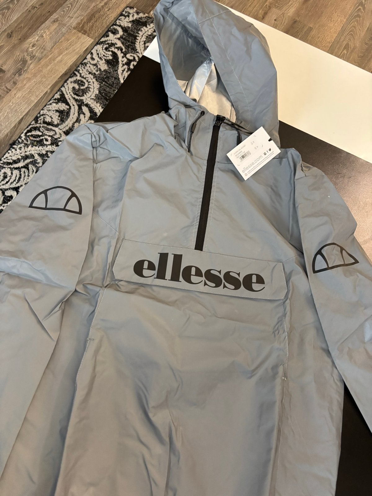 Ellesse Regenjas Grijs Maat M - Nieuw met kaartjes, Kleding | Heren, Jassen | Zomer, Ophalen of Verzenden, Nieuw, Maat 48/50 (M)