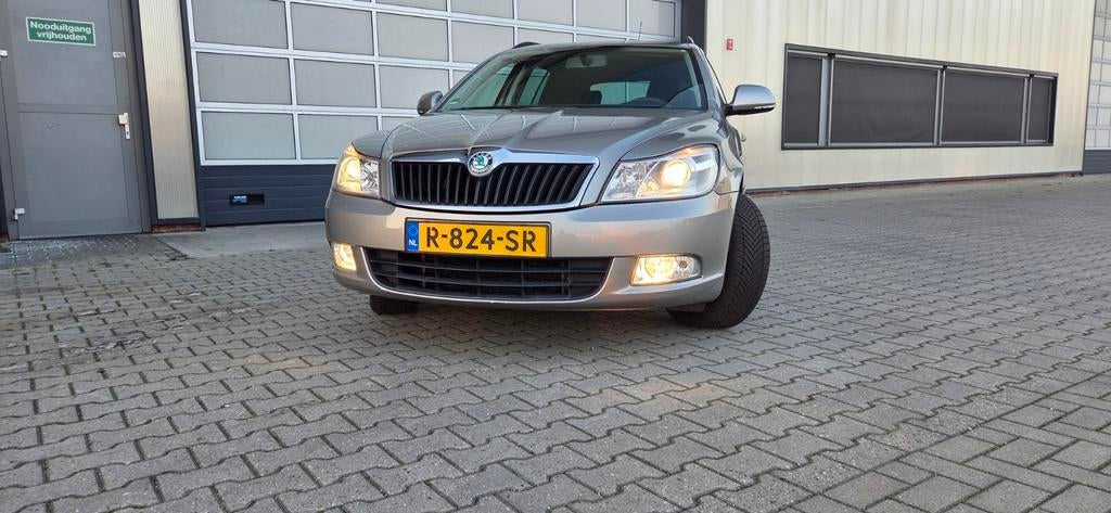Skoda Octavia 1.2 TSI Combi 2011 Grijs, Auto's, Skoda, Particulier, Octavia, ABS, Benzine, Stationwagon, Handgeschakeld, Geïmporteerd