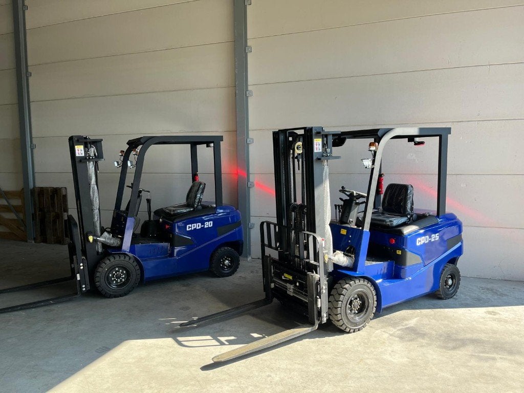 Nieuw Elektrische heftruck Voltforce 2.5 ton lepelversteller, Zakelijke goederen, Machines en Bouw | Heftrucks en Intern transport