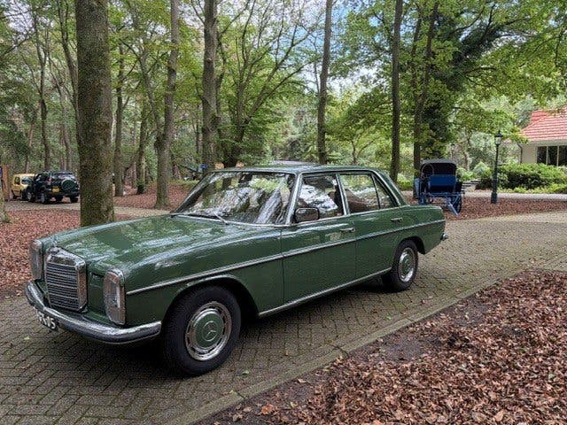 Mercedes-Benz 200 W115 /8 Nickelgrün (DB870) 1975 oldtimer, foto 2