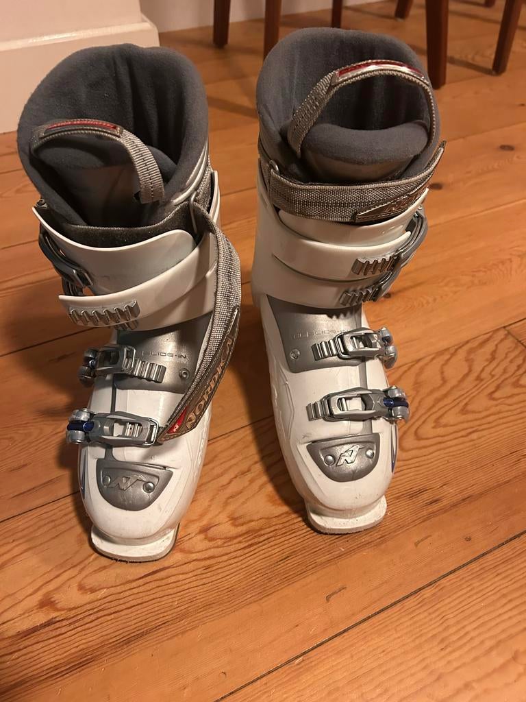 Nordica skischoenen wit, maat 38,5, Ophalen, 160 tot 180 cm, Gebruikt, Schoenen