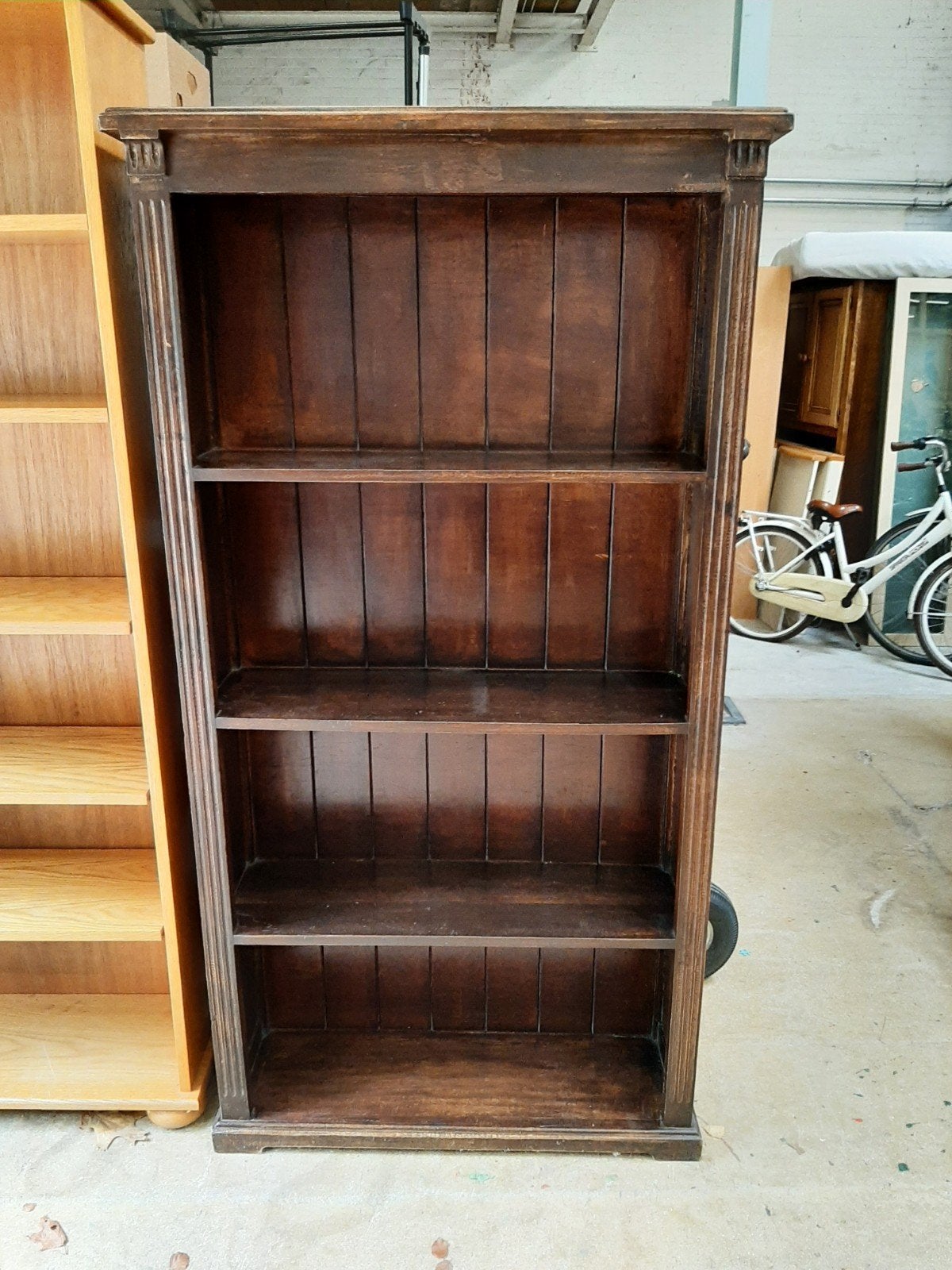 Koloniale Boekenkast met Gecaneleerde Stijlen en 4 Planken, Ophalen, Met plank(en), Gebruikt, 50 tot 100 cm