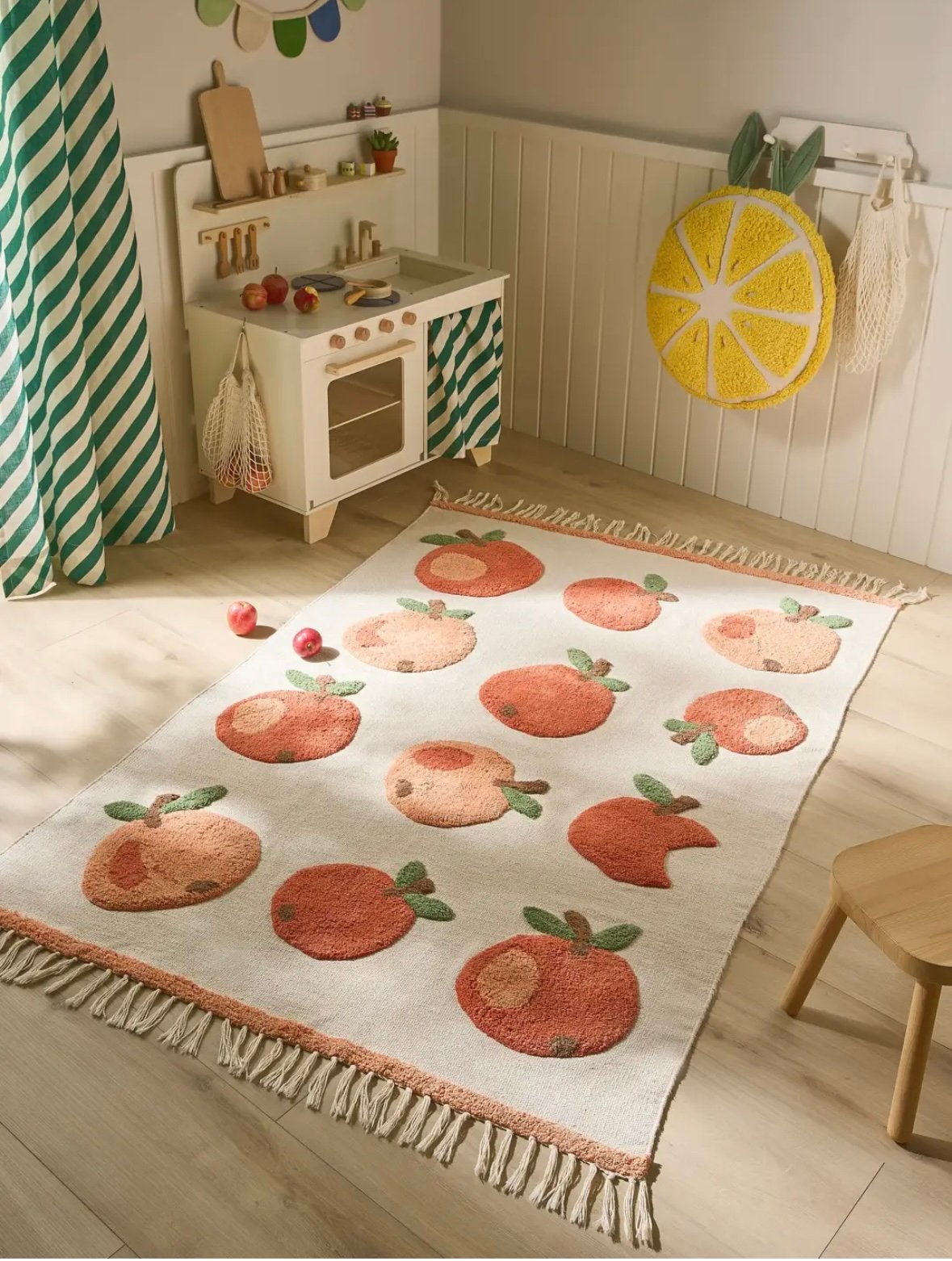 Vrolijk vloerkleed met appels/sinaasappels, Ophalen of Verzenden, Zo goed als nieuw, Kleed of Kussen