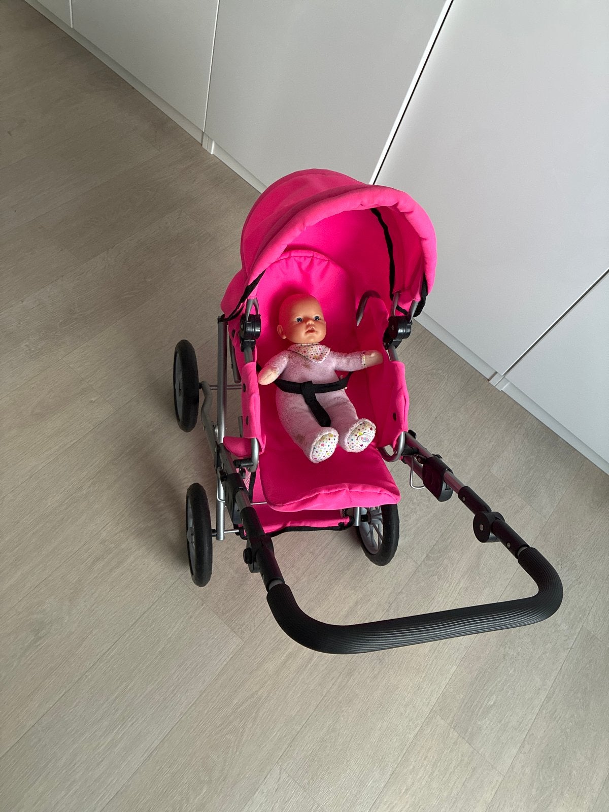 Felroze poppen kinderwagen