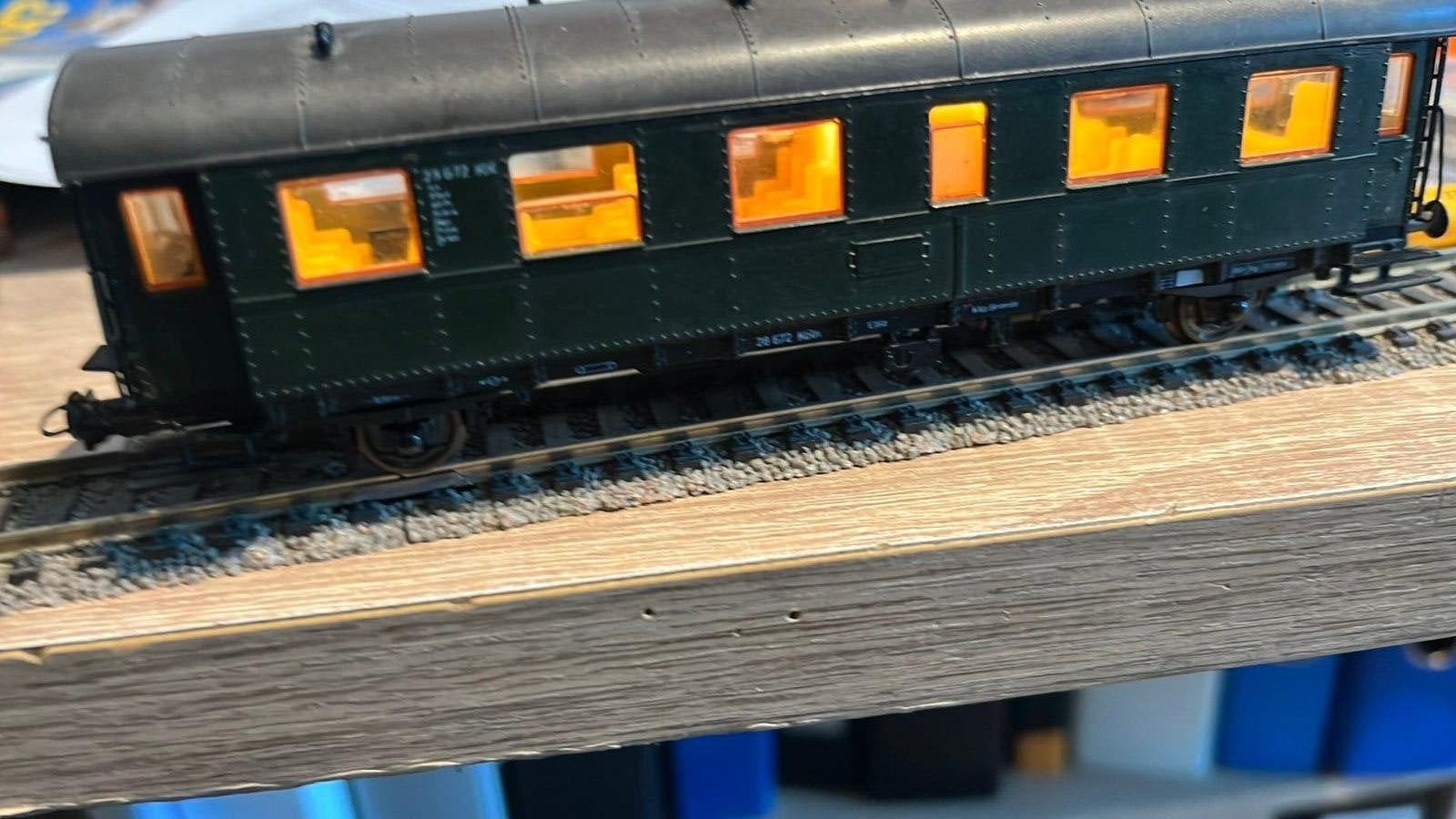 Roco ho Donderbus met ingebouwde verlichting.zie omschrijvin, Hobby en Vrije tijd, Gelijkstroom, Wagon, Ophalen of Verzenden, Zo goed als nieuw