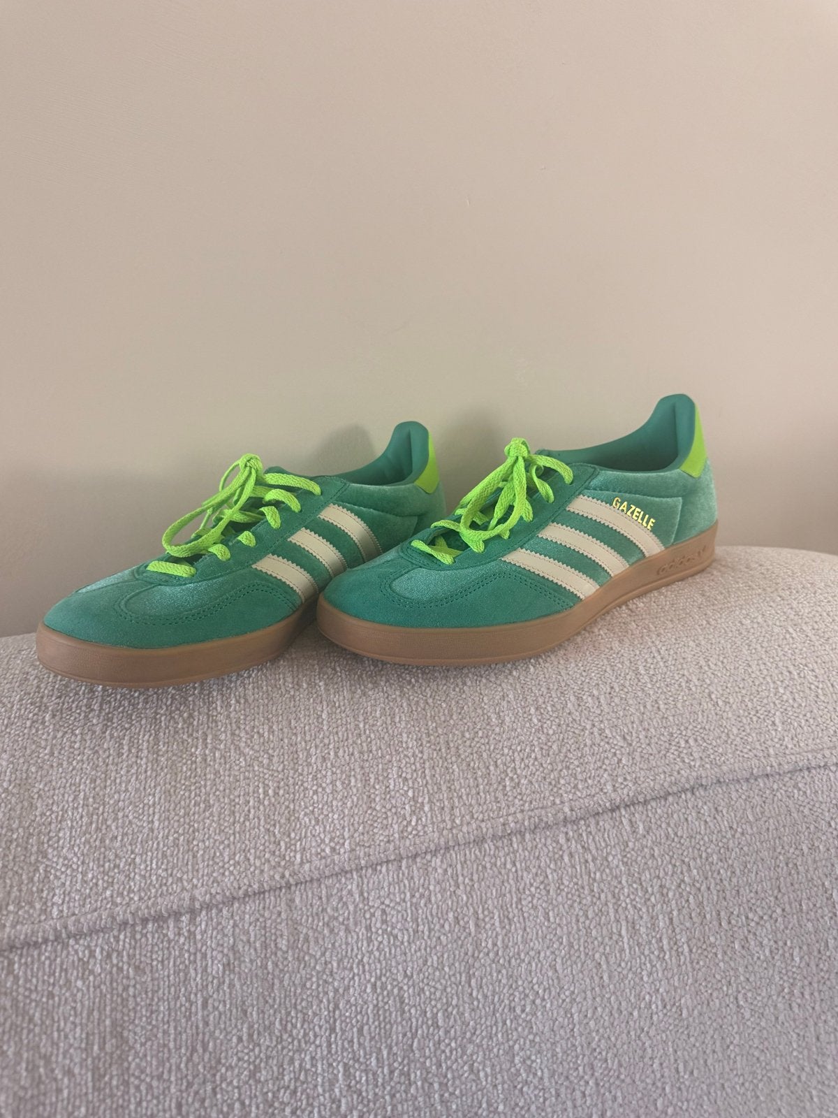 Adidas Gazelle sneakers groen met neon details, Ophalen of Verzenden, Zo goed als nieuw, Groen, Sneakers of Gympen