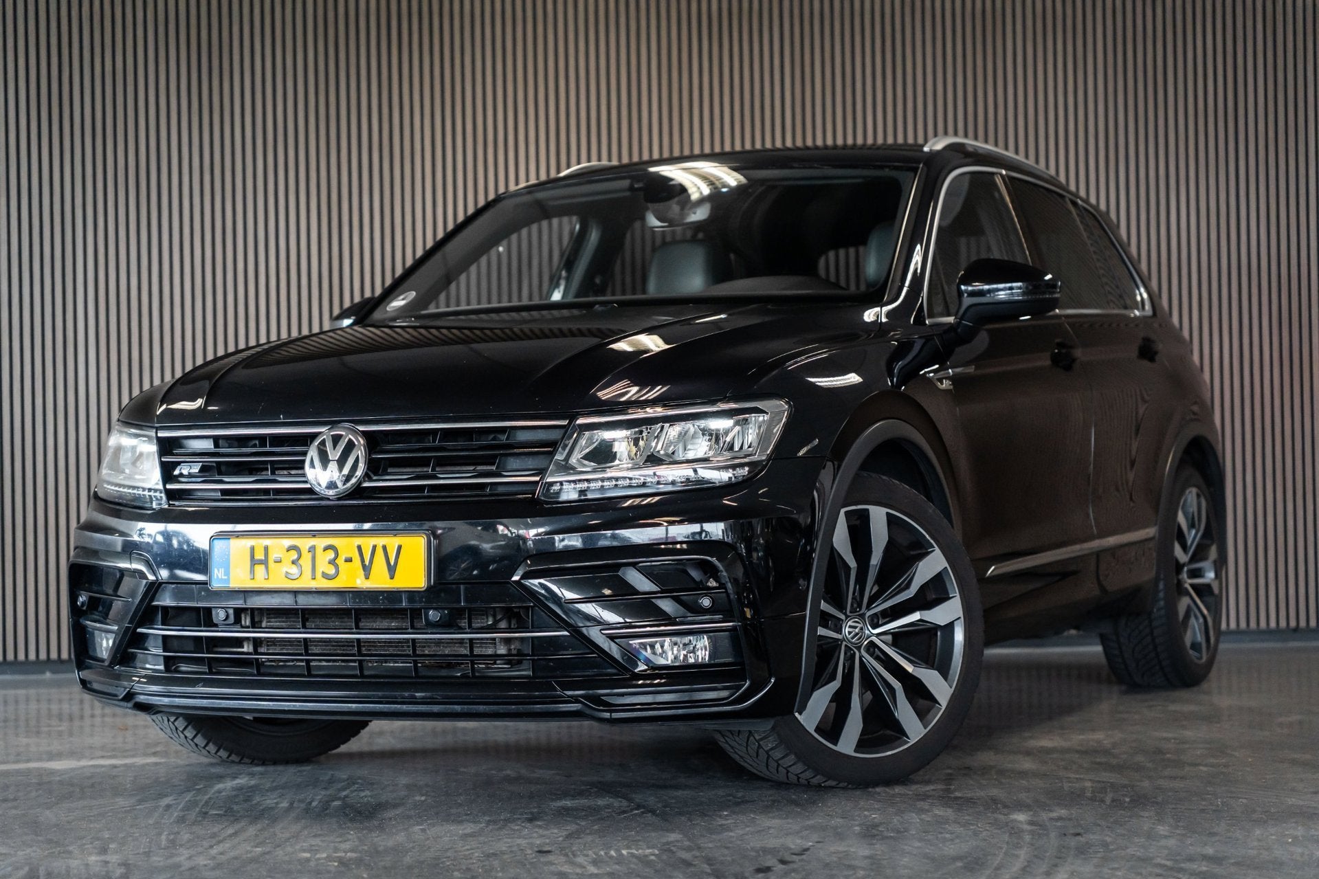 Volkswagen Tiguan 1.5 TSI ACT Highline Business R | PANO | K, Auto's, 4 cilinders, 150 pk, Zwart, SUV of Terreinwagen