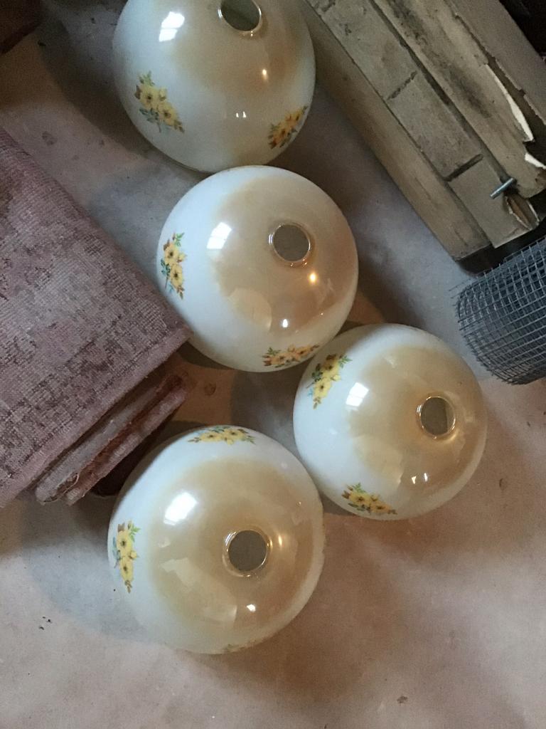 4 antieke glazen lampenkappen, Gebruikt, 25 tot 50 cm, Rond, Ophalen of Verzenden
