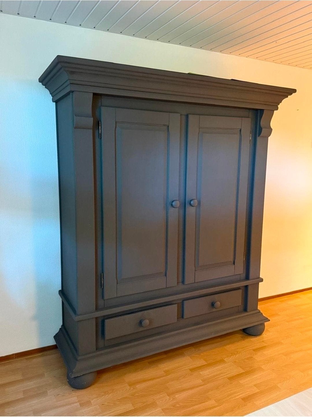 Donkergrijze houten kast met twee deuren en lades, Antiek en Kunst, Antiek | Meubels | Kasten, Ophalen