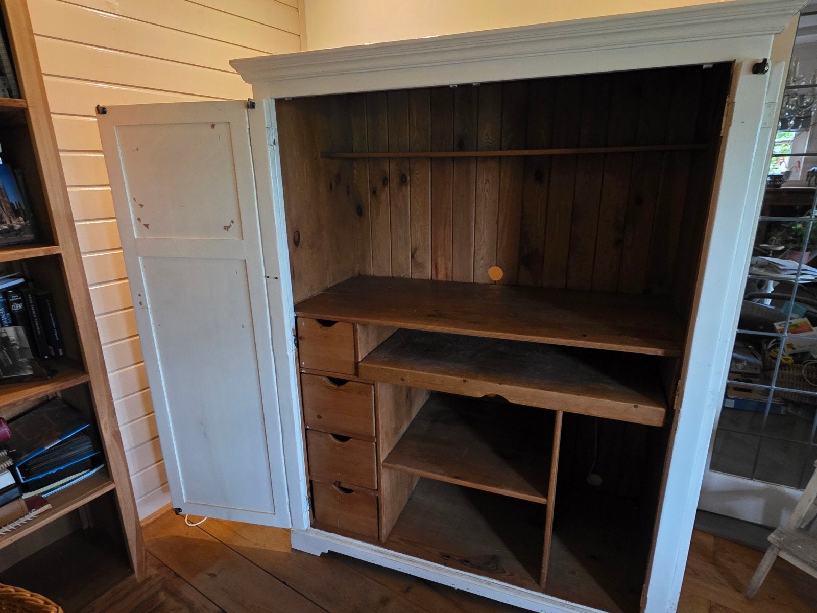 Gratis   Vintage houten kast met lades en uitschuifbaar bla, Ophalen, Gebruikt