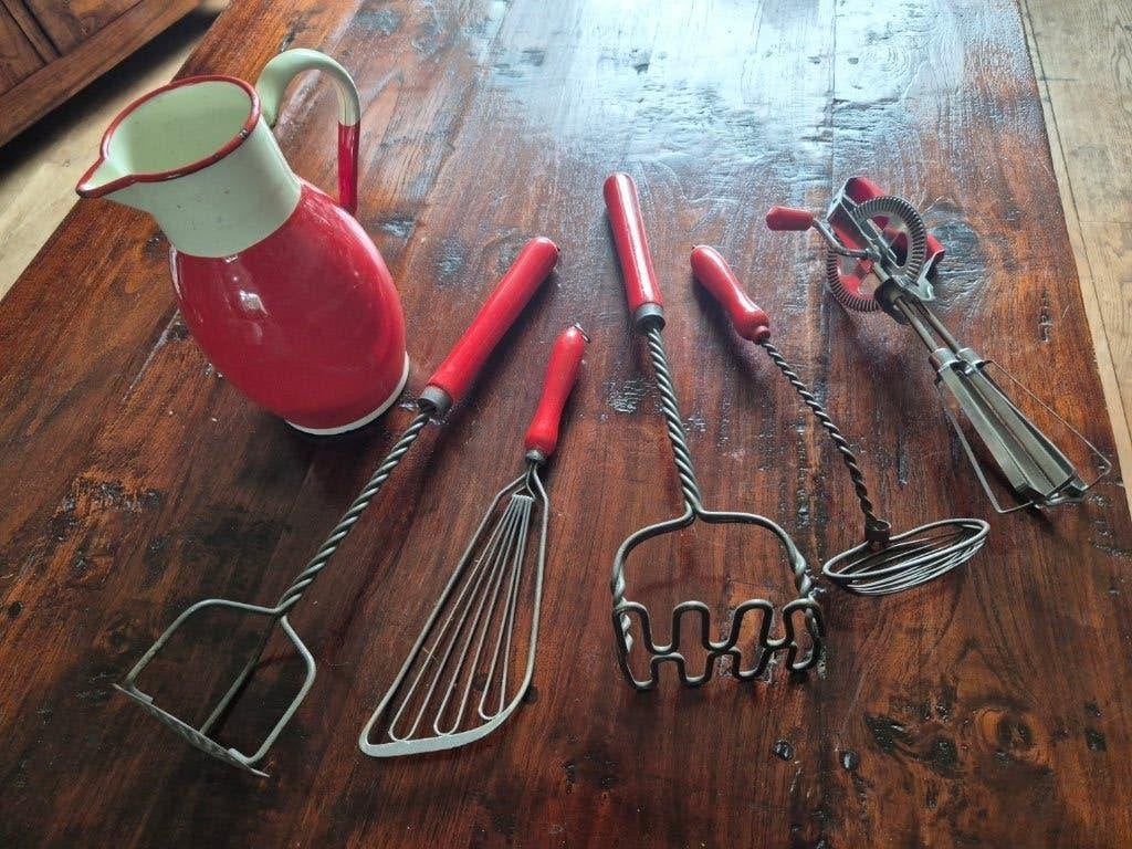 Keukengerei rood - 5 delig en Emaille waterkan, Antiek en Kunst, Ophalen of Verzenden