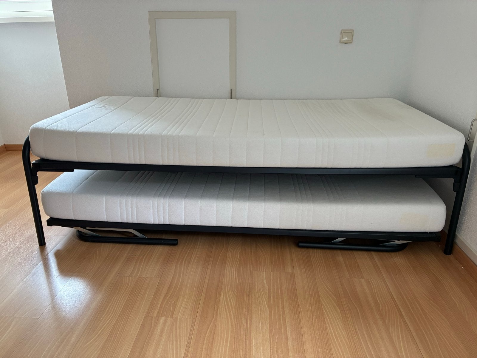 Avek uitschuifbaar bed met matrassen, Huis en Inrichting, Slaapkamer | Bedden, Zo goed als nieuw, Tweepersoons, Overige maten
