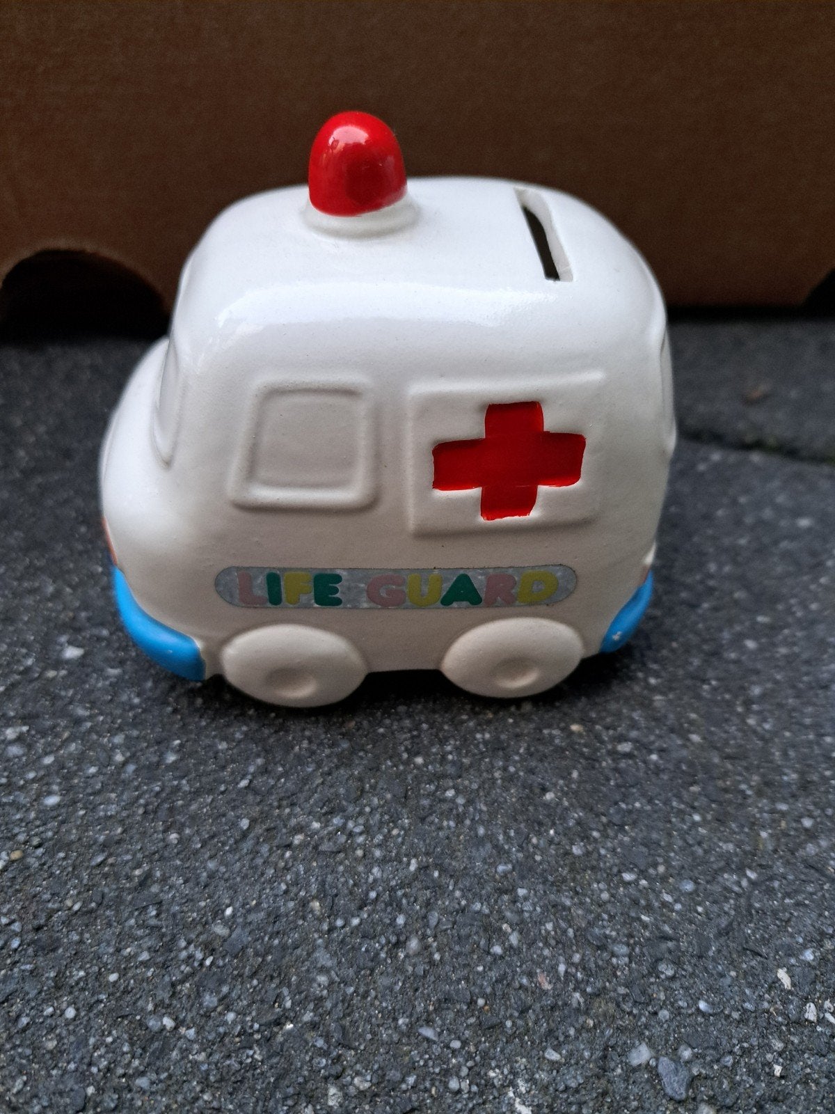 Kleine lifeguard auto spaarpot, Ophalen of Verzenden, Steen, Aardewerk of Keramiek, Vervoermiddel