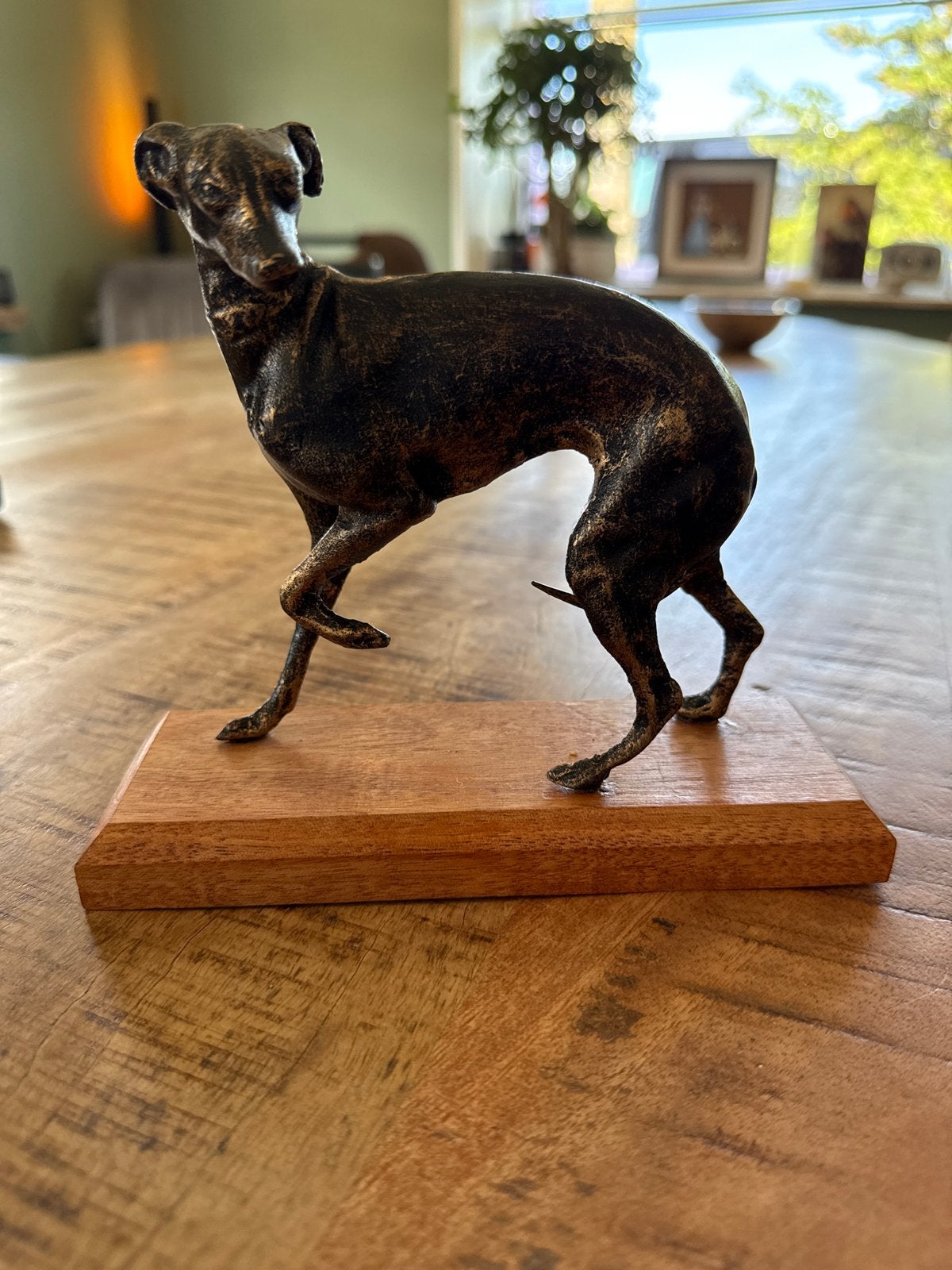Bronzen Windhond Beeldje op Houten Sokkel - 18 cm, Antiek en Kunst, Minder dan 20 cm, Ophalen of Verzenden, Beeld, Bruin