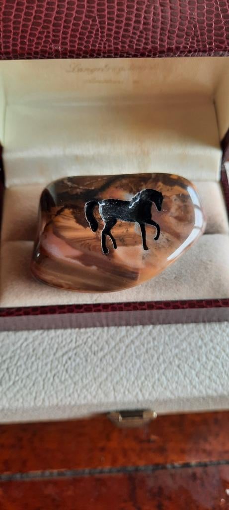 Edelsteen broche met paard intaglio., Ophalen of Verzenden, Overige materialen, Met edelsteen