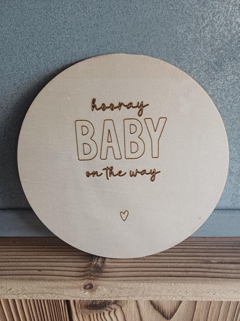 Gegraveerd houten bordje 'Hooray Baby on the way', Kinderen en Baby's, Ophalen of Verzenden, Nieuw, Geboortebord
