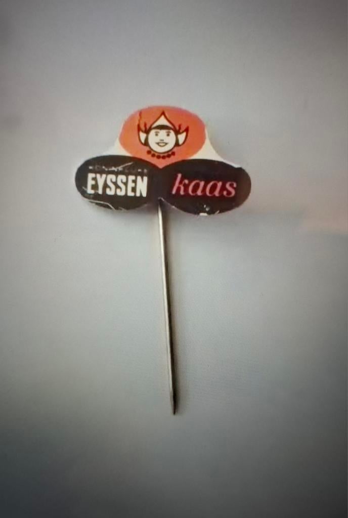 2 Speldjes Eyssen kaas, Ophalen of Verzenden, Zo goed als nieuw, Merk, Speldje of Pin