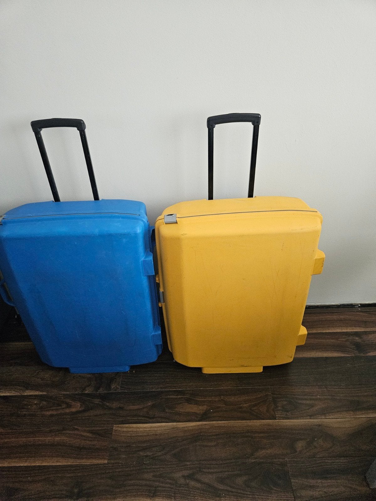 2X DEZELFDE AMERICAN TOURISTER HARD KUNSTSTOF TROLLEY KOFFER, Sieraden, Tassen en Uiterlijk, Koffers, Gebruikt, Hard kunststof
