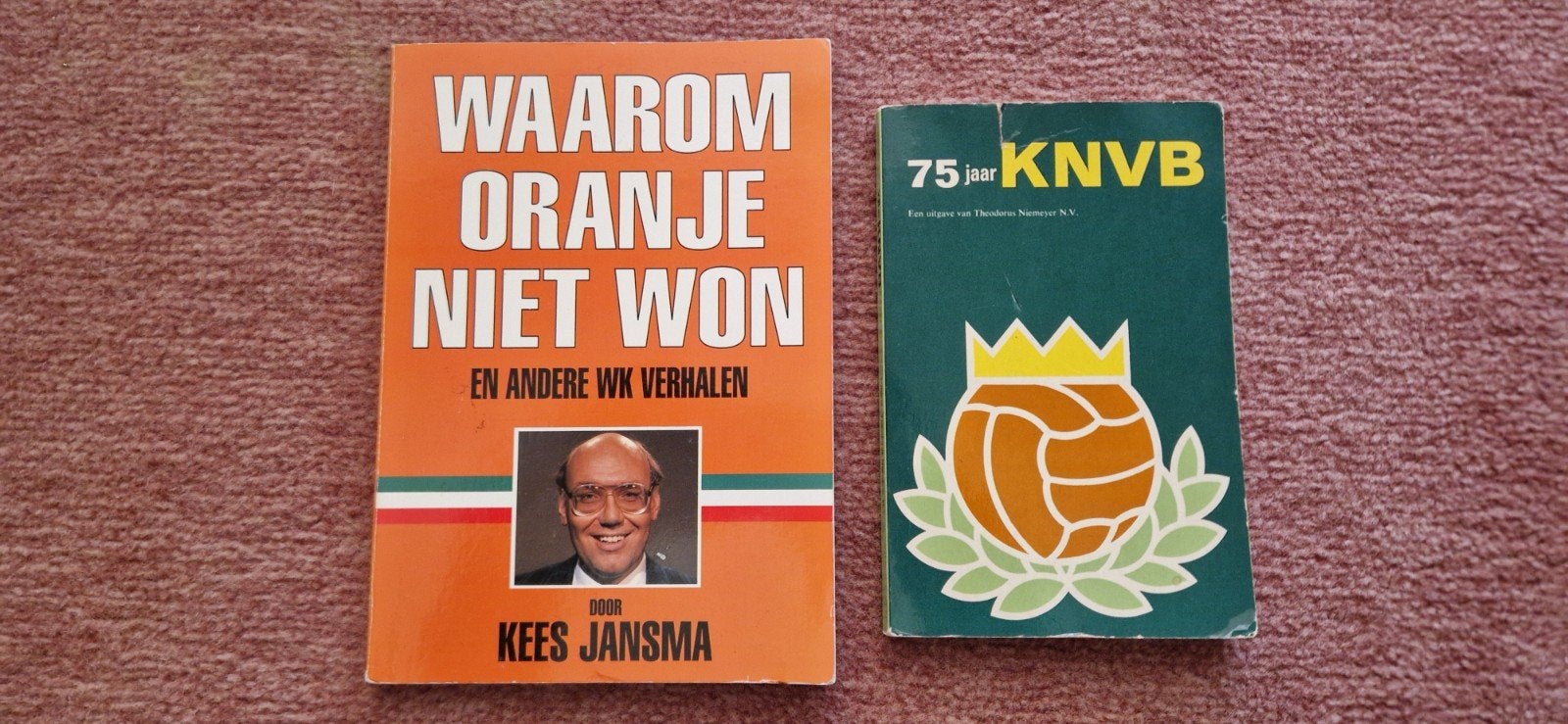 Nederlandse elftal boekjes en 2 vlaggen, Ophalen of Verzenden