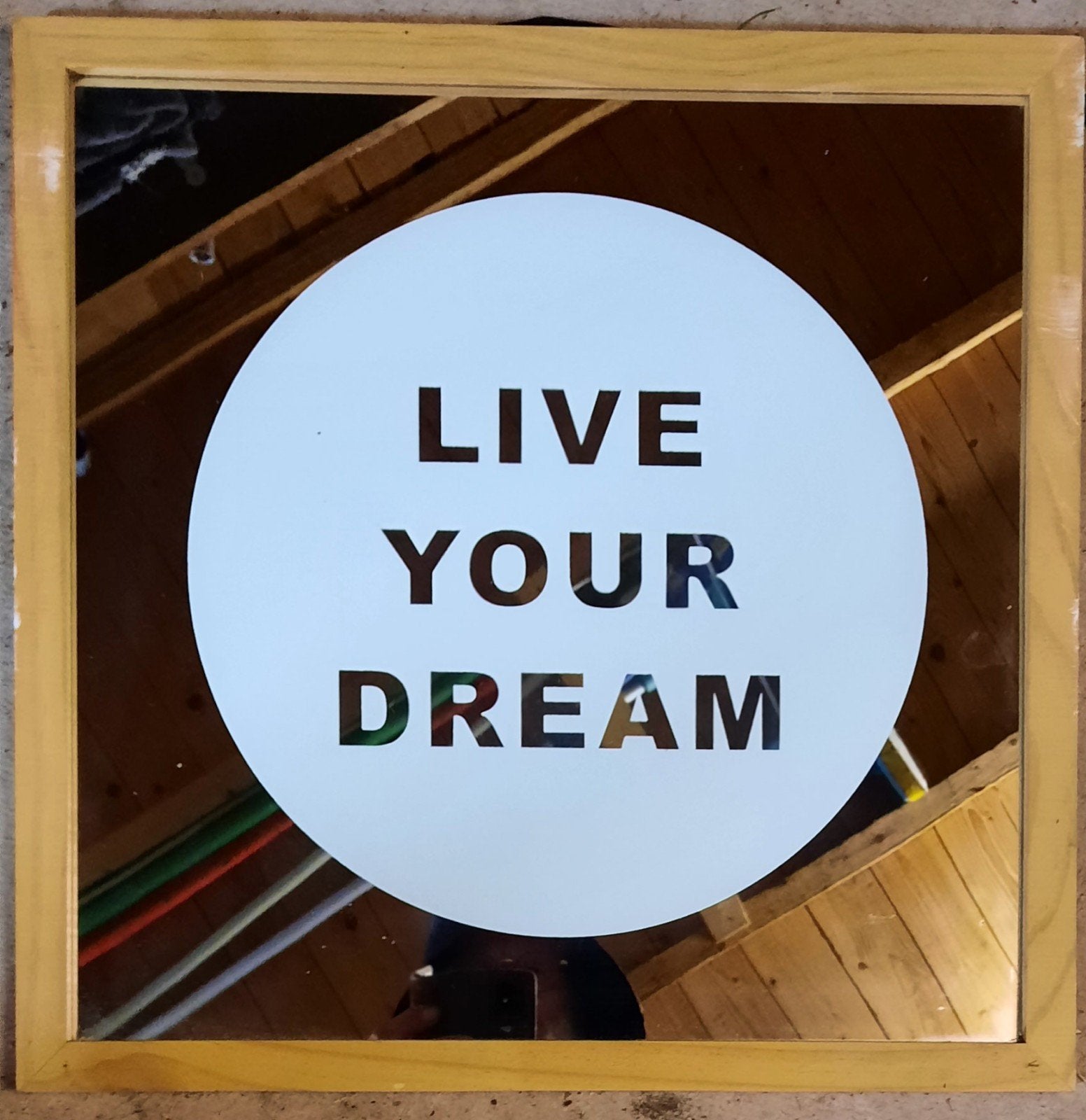 Spiegel met houten lijst en 'Live Your Dream' tekst. 40 x 40, Huis en Inrichting, Woonaccessoires | Spiegels, Ophalen of Verzenden