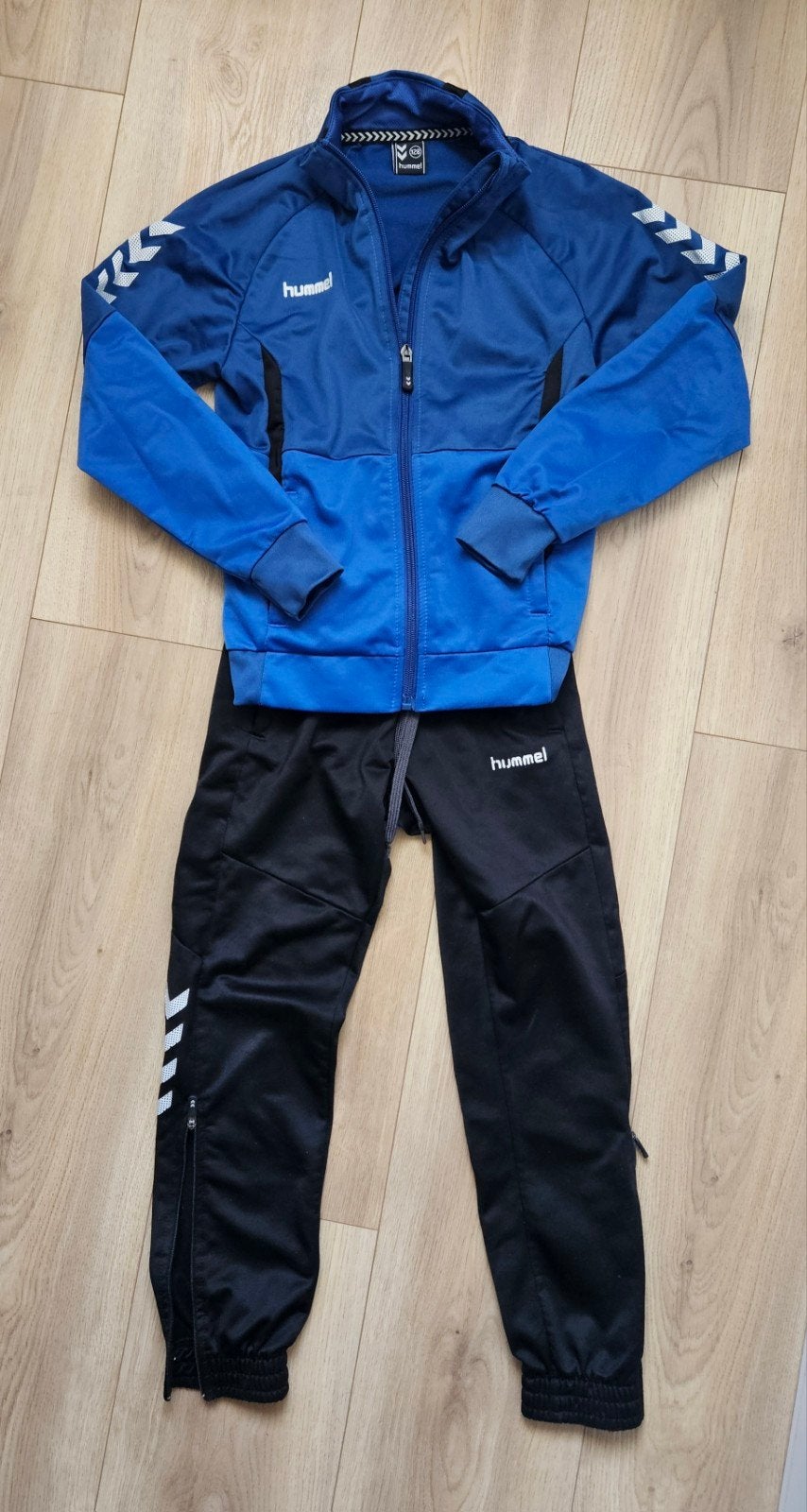 Trainingspak maat 128 Hummel blauw, Gebruikt, Jongen of Meisje, Sport- of Zwemkleding, Ophalen of Verzenden