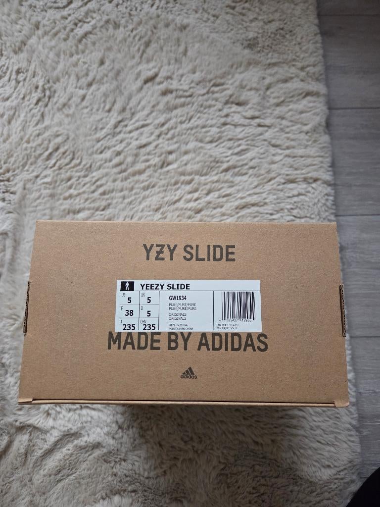 Nieuw in doos Yeezy slide pure maat 38, Kleding | Dames, Schoenen, Slippers, Overige kleuren, Nieuw, Verzenden