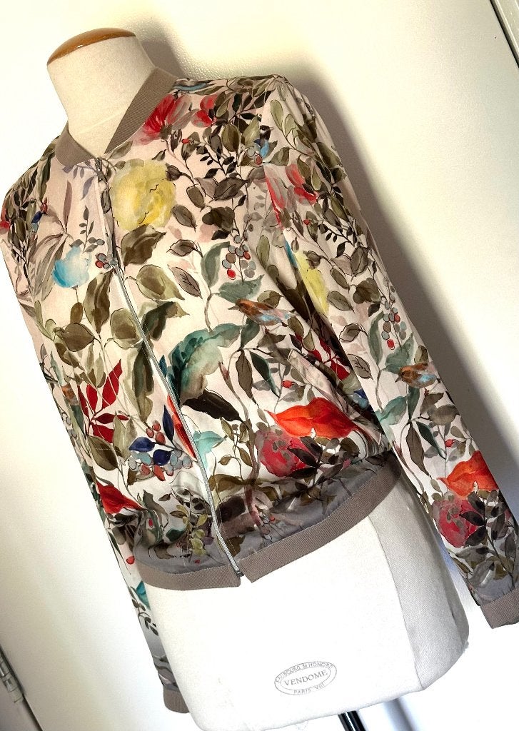 LeComte Jasje Bomberjack bloemen vogels maat 40 L, Maat 38/40 (M), Beige, Zo goed als nieuw, Jasje