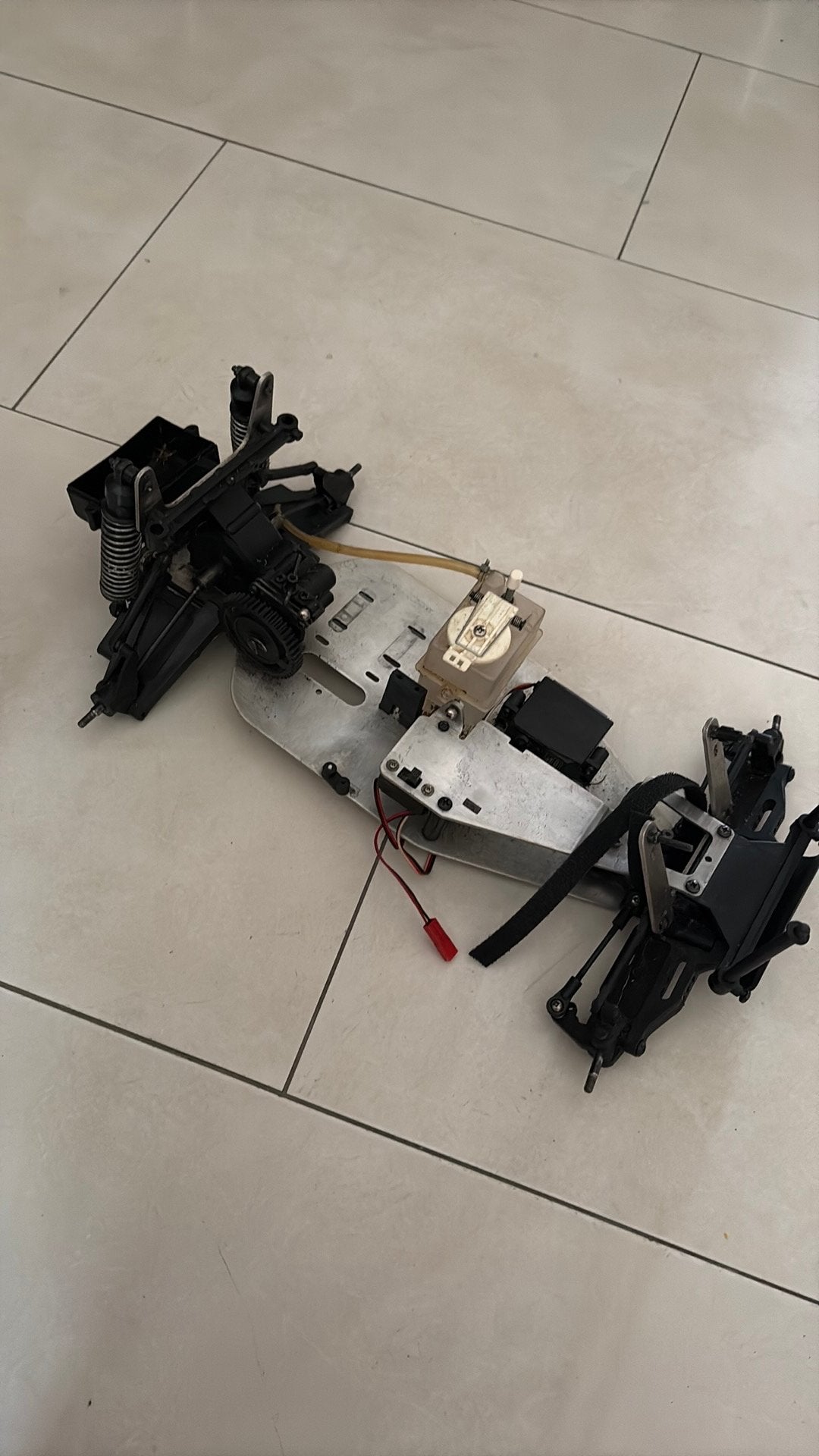 Chassis RC nitro auto, Hobby en Vrije tijd, Modelbouw | Radiografisch | Auto's, Ophalen, Zo goed als nieuw, Nitro, Auto onroad