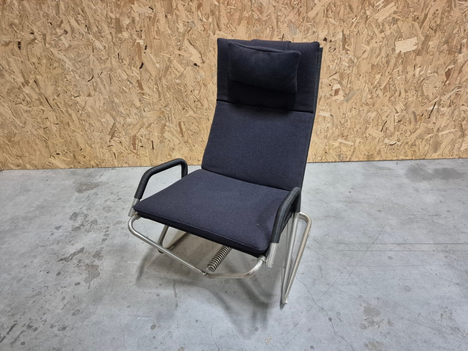 Zwevende fauteuil D 36, Jean Prouvé 'Tube Aplati'-frame, Ophalen