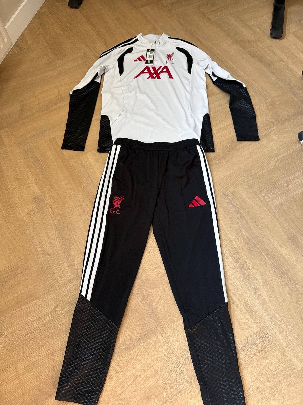 Nieuw! Origineel Liverpool Trainingspak Maat M, Maat M, Ophalen of Verzenden, Nieuw, Trainingspak