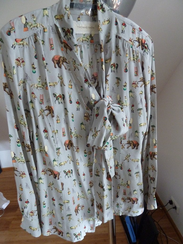 Thomas Rath semi-couture zijden blouse Circus met sjaalkraag, Maat 38/40 (M), Verzenden, Zo goed als nieuw, THOMAS RATH SEMI-COUTURE