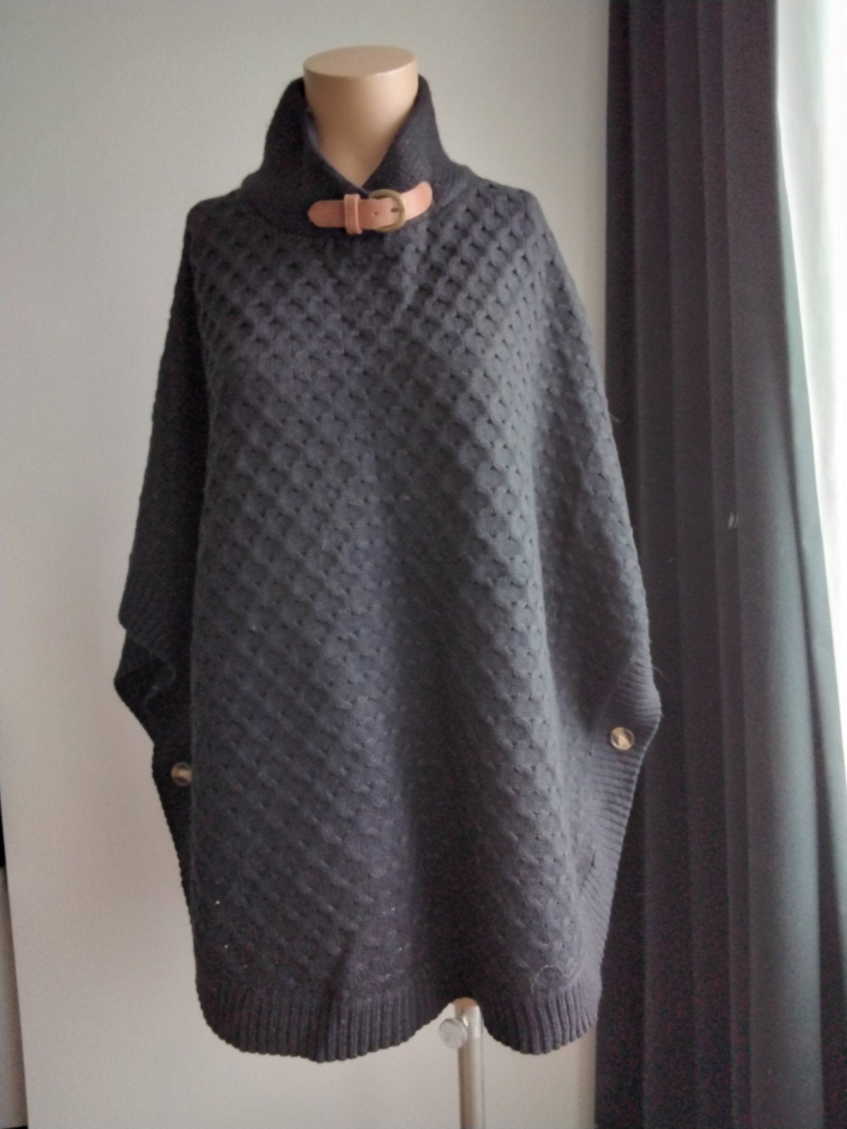Donkergrijze poncho met leren gesp, Bomaca, Ophalen of Verzenden, Zo goed als nieuw, Maat 38/40 (M)