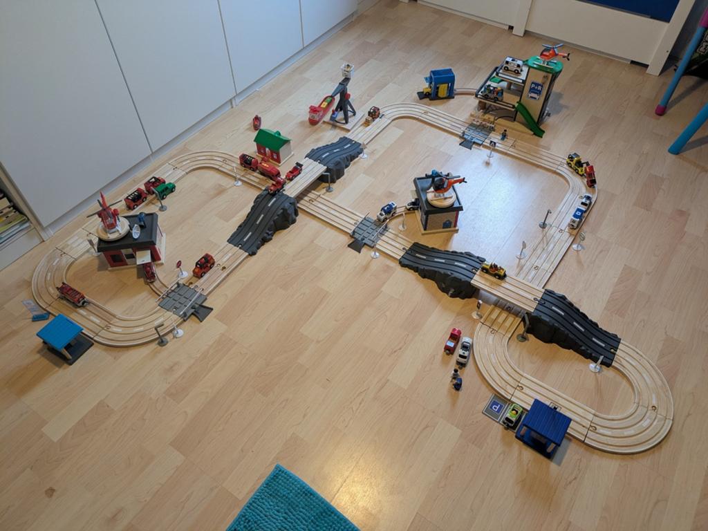 Grote houten autobaan met garage en veel accessoires, Kinderen en Baby's, Speelgoed | Houten speelgoed, Ophalen of Verzenden, Gebruikt