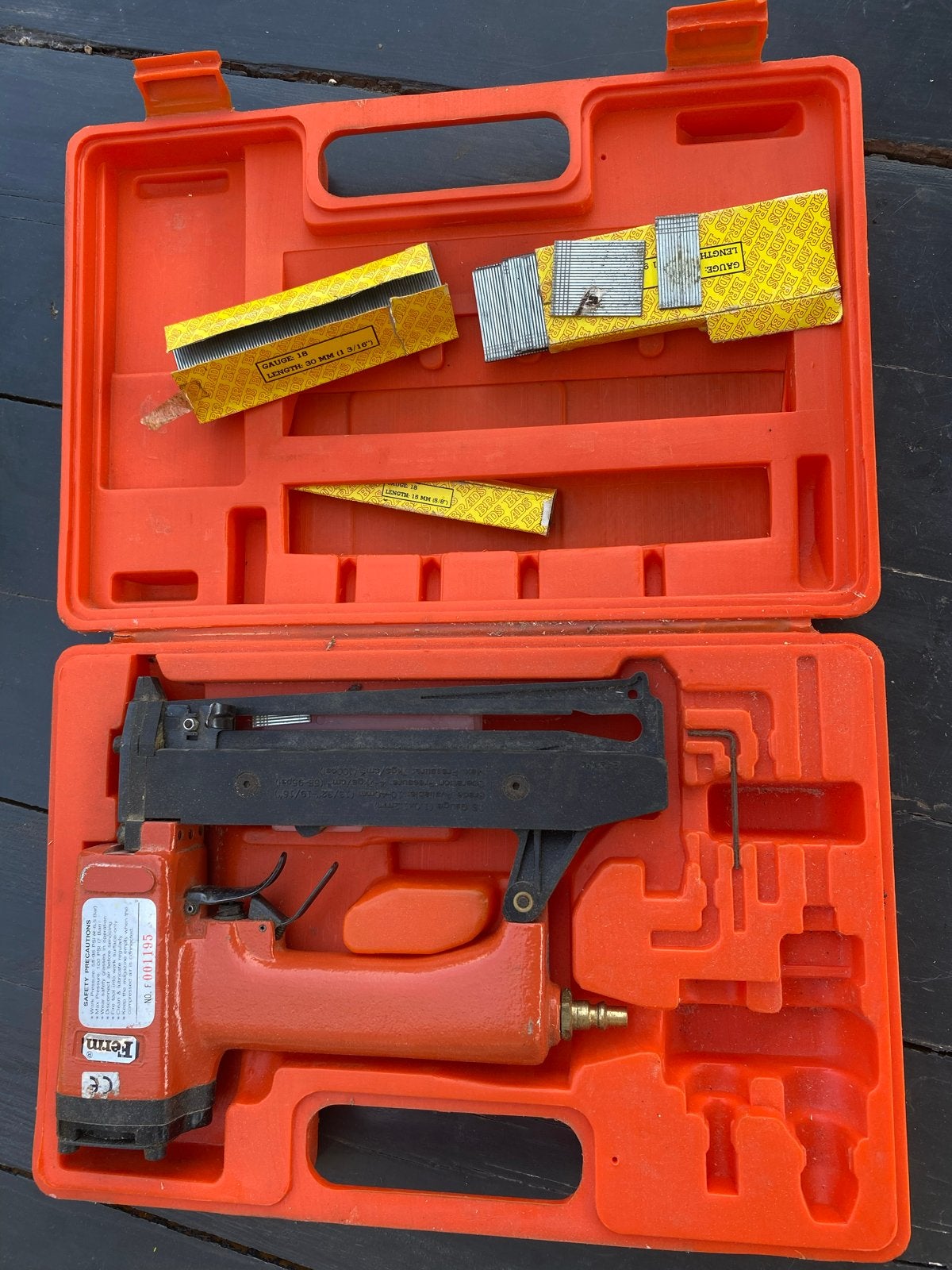 Ferm Tacker/Nietmachine met toebehoren in koffer, Ophalen of Verzenden, Gebruikt, Tacker/nietmachine, Ferm