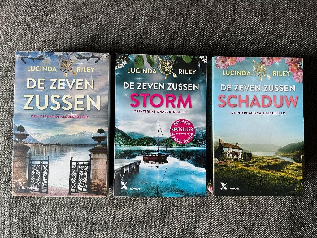 Lucinda Riley - DE ZEVEN ZUSSEN / STORM / SCHADUW. (3 x), Boeken, Ophalen of Verzenden, Zo goed als nieuw, 3 x Lucinda Riley