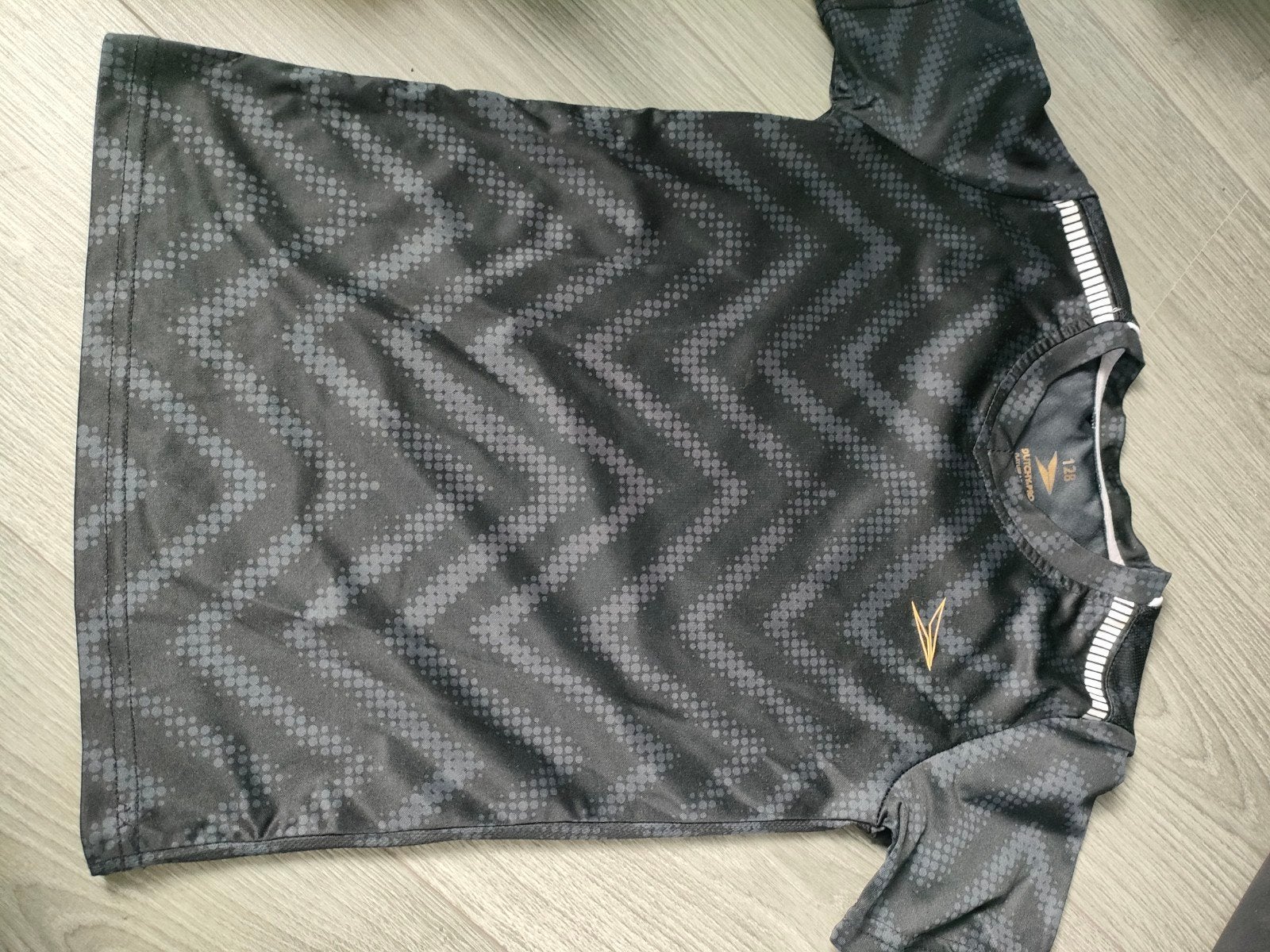 Dutchy Sportshirt Zwart met Goud Logo Maat 128, Gebruikt, Dutchy, Jongen of Meisje, Sport- of Zwemkleding