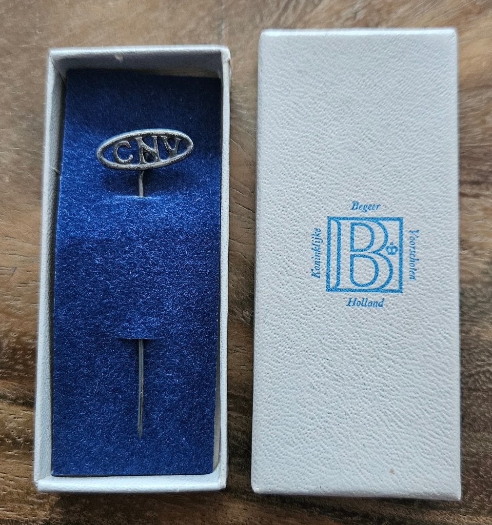 Zilveren speld CNV, in oorspronkelijke doos Kon.Begeer Ned.!, Verzamelen, Speldjes, Pins en Buttons, Ophalen of Verzenden, Zo goed als nieuw