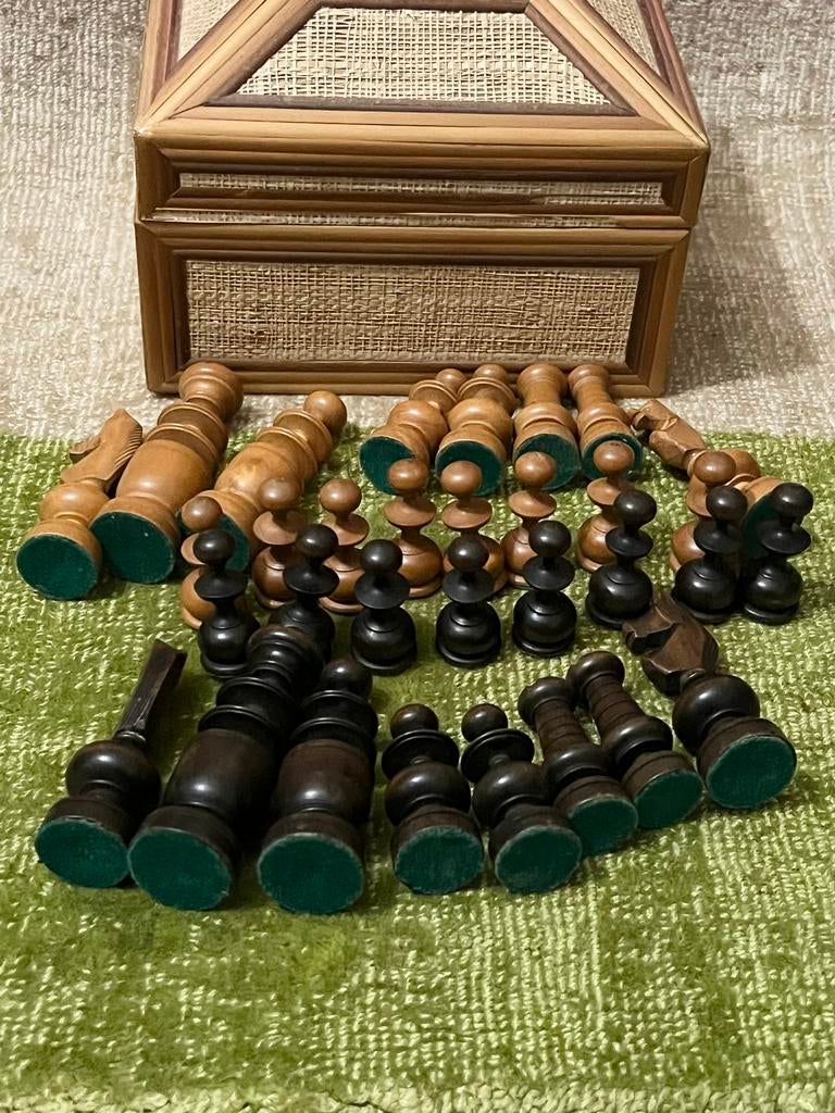 Uniek verzwaard Houten schaakstukken met bamboe opbergdoos, Hobby en Vrije tijd, Gezelschapsspellen | Bordspellen, Een of twee spelers