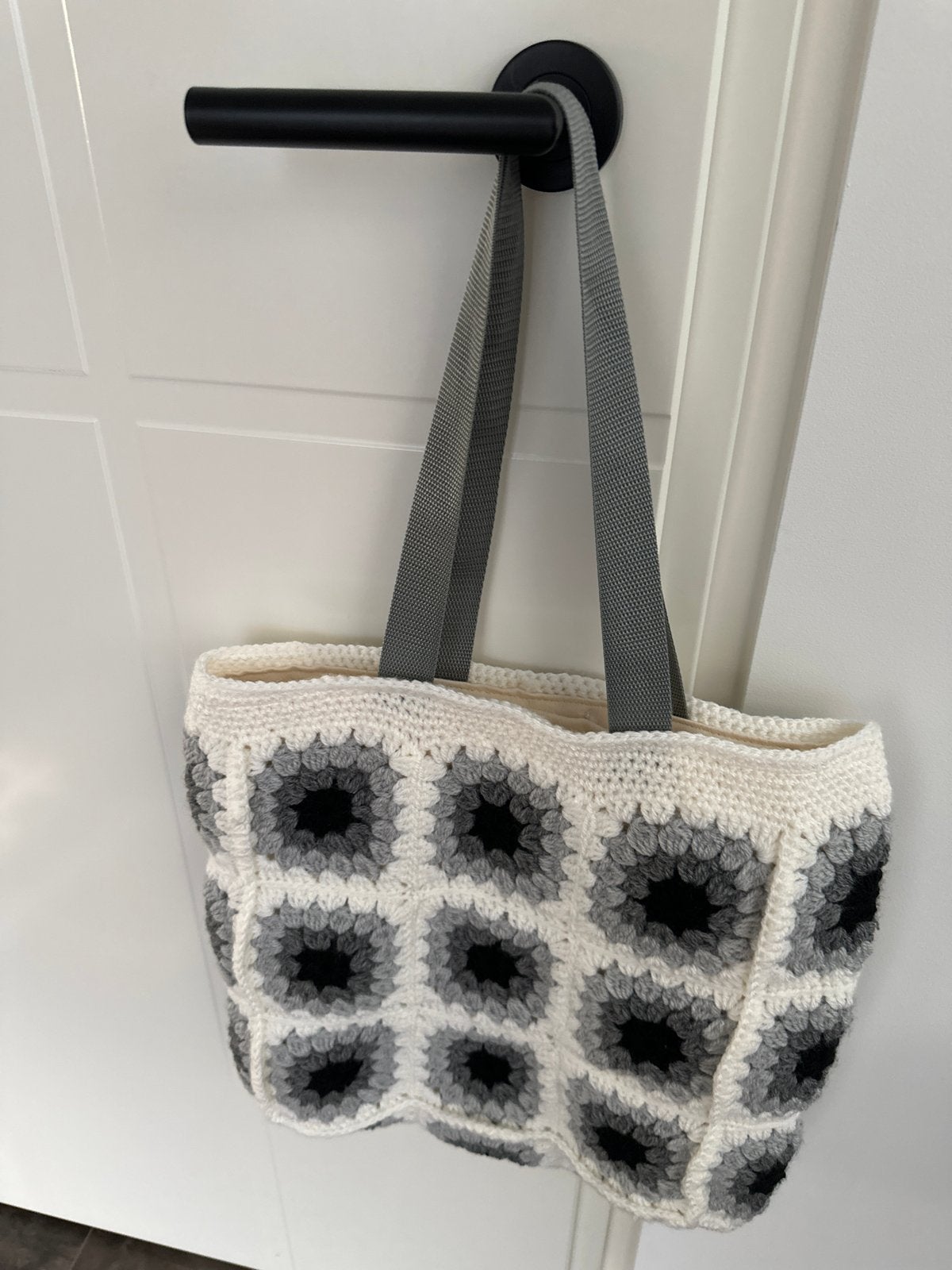 Gehaakte tas met granny squares - Zwart, wit, grijs 40x45, Sieraden, Tassen en Uiterlijk, Tassen | Damestassen, Nieuw, Handtas