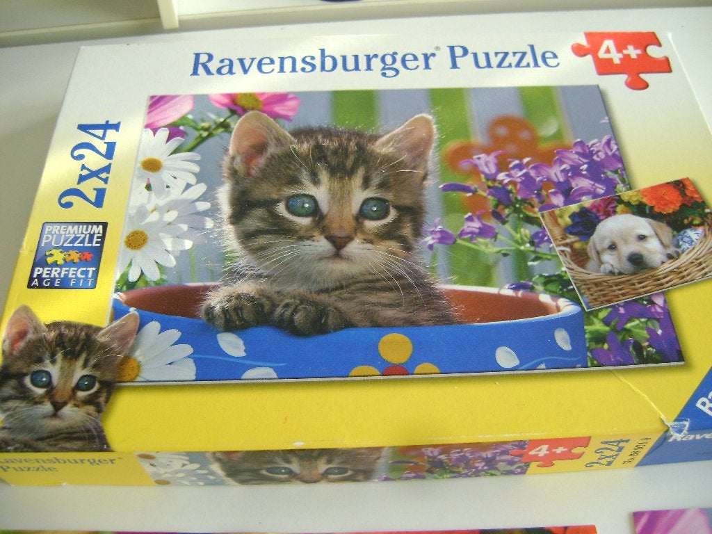 2 puzzel,s in 1doos van hond en poes met poster ravensburger, Ophalen of Verzenden, 10 tot 50 stukjes, Zo goed als nieuw, 4 tot 6 jaar