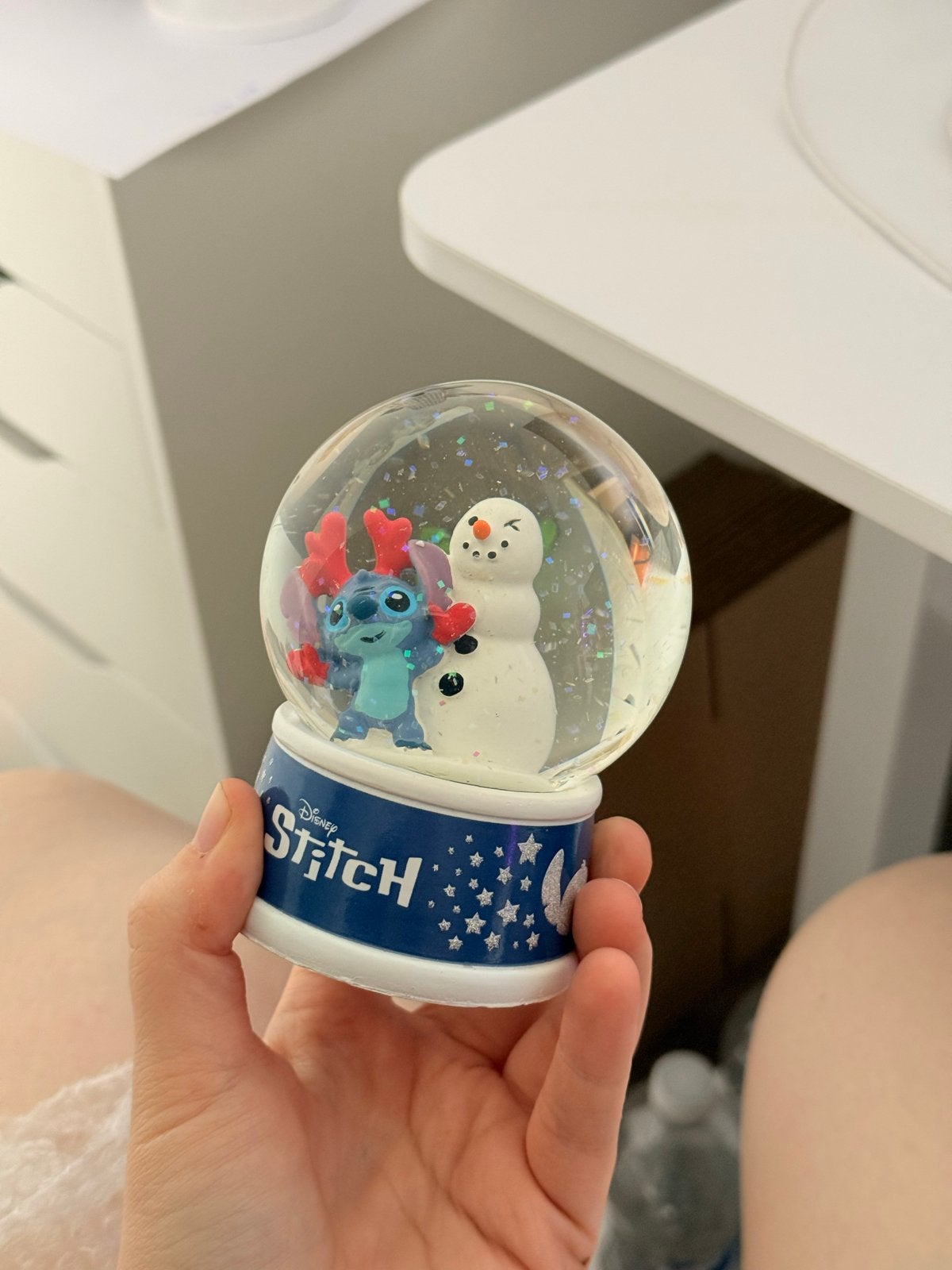 Nieuwe Disney Stitch schudbol met sneeuwpop, Verzamelen, Verzenden, Nieuw