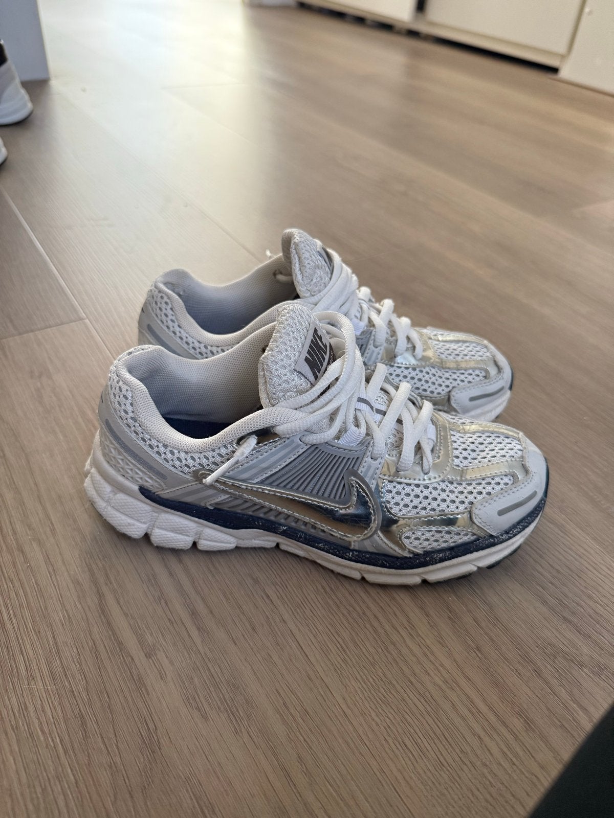 Nike Vomero 5 Sneakers - Wit/Zilver - Maat 36.5, Ophalen of Verzenden, Gedragen, Wit, Sneakers of Gympen